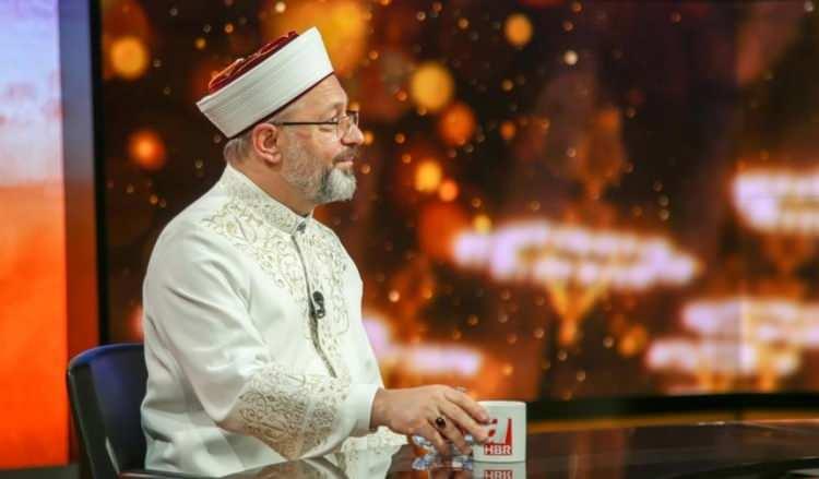 <p><span style="color:#008080"><strong>Öte yandan Erbaş, umrenin her zaman açık olduğunu ve geçen yıldan bu zamana kadar sadece Diyanet İşleri Başkanlığı kanalıyla 60 bin kişinin umreye gittiğini dile getirerek şu ifadelere yer verdi:</strong></span></p>
<p> </p>