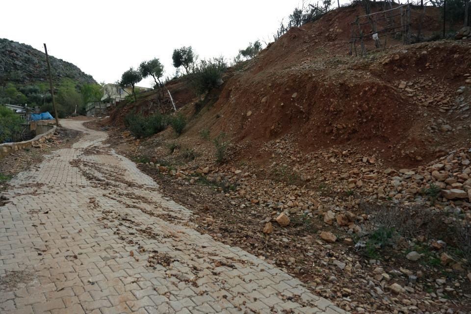 <p>Geçen günlerde düzenlenen toplantıda kalıcı bir yer seçeceğimiz söylendi. 10 yıl kadar önce heyelan tehlikesi yaşamıştık. Şimdi de deprem ağır vurdu bizi. Köyümüzde kimse kalmadı” dedi.</p>
