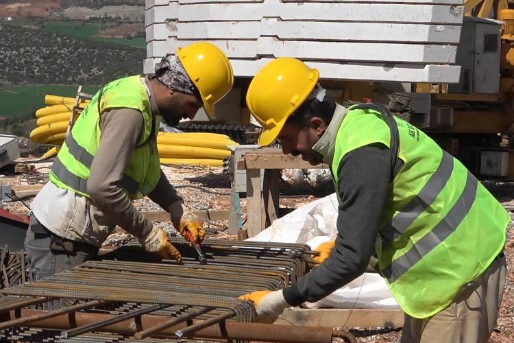 <p> Zeminin kaya olmasından dolayı temel açma süreci biraz daha uzuyor. </p>
