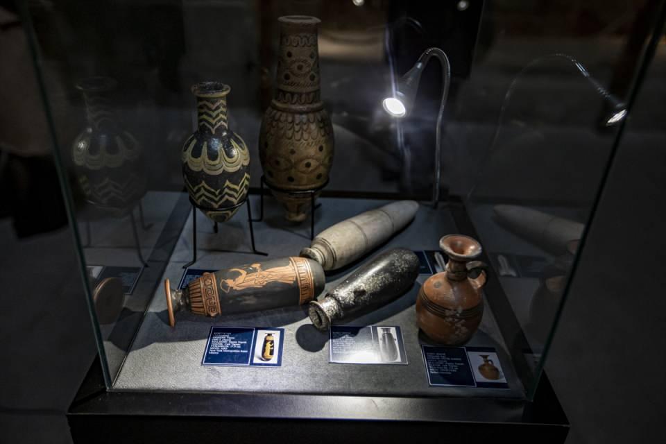 <p>Türkiye'deki höyük kazılarında rastlanılan kokulu objeler üzerinde dernek öncülüğünde araştırma yapan bilim insanları, Anadolu medeniyetlerine ait kokuları belirlemeye çalıştı. Dernek yetkilileri, Osmanlı ve Selçuklu tarihinde ise uzman desteğiyle saray arşivlerinden 17 yıllık araştırmalarında şu ana kadar çok sayıda koku formülü tespit etti.</p>

<p> </p>
