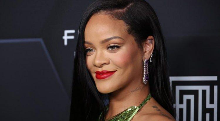 <p><span style="color:#FF0000"><strong>Dünyaca ünlü yıldız Rihanna'nın Los Angeles'taki evinin önünden araçlarından biri çalındı. Şoförün eve girdiği anı fırsat kollayan hırsızların çaldığı aracın değeri ise şaşırttı.</strong></span></p>
