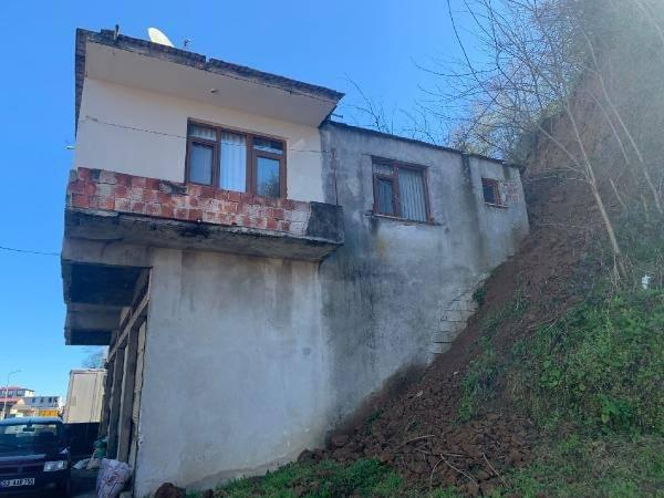 <p>Ekipler, heyelanla ilgili teknik inceleme başlattı, ev tedbir amaçlı tahliye edildi.</p>
