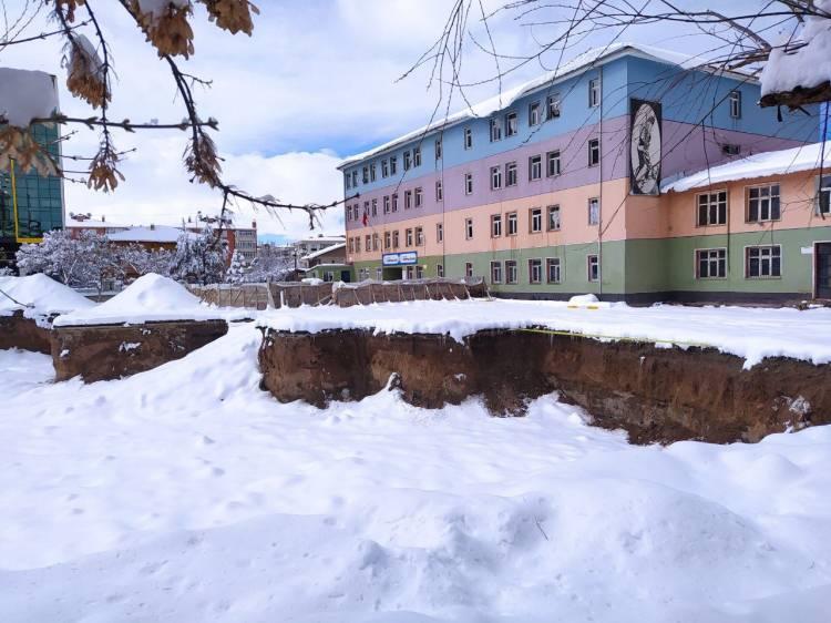 <p>Bunun üzerine okul yönetimi durumu emniyet ekiplerine bildirdi. </p>
