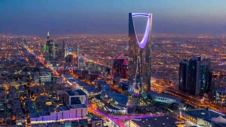 <p><span style="color:#008080"><strong>Geleceğin en büyük modern şehir merkezini Riyad'a kurmak için harekete geçen Suudi Arabistan bu kez Kabe'yi konu edindi. Kabe ile aynı anlama gelen Muka'ab'ın (küp) tasarımını tüm dünyaya </strong></span><span style="color:#000080"><strong>"Başka bir dünyaya açılan kapı"</strong></span><span style="color:#008080"><strong> ifadeleriyle tanıtan Suudi Arabistan, projenin Kabe'ye benzerliğinden ötürü milyonlarca Müslümanın tepkisini çekti. </strong></span><a href="https://www.yasemin.com/" onclick="window.open(this.href, '', 'resizable=no,status=no,location=no,toolbar=no,menubar=no,fullscreen=no,scrollbars=no,dependent=no'); return false;"><span style="color:rgb(255, 255, 255)"><strong>(Yasemin.com)</strong></span></a></p>
