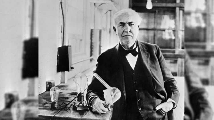 <p><strong>Edison`un yemek makinesi (1878)</strong></p>

<p>Thomas Edison’un icatları Amerikalıları o kadar etkiliyordu ki New York Graphic, onun “dünya üzerindeki açlığı sona erdirecek” bir icat yaptığı haberinin inandırıcı olabileceğine kanaat getirdi. Haksız değillerdi. Edison’un “yemek makinesi”nin toprağı direkt tahıla çevirebildiği söyleniyordu.</p>
