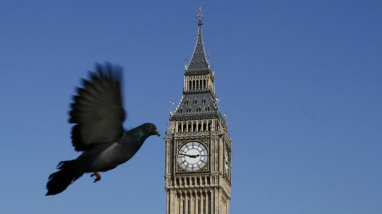 <p><strong>Big Ben Dijitalleşiyor (1980)</strong></p>

<p>BBC`nin denizaşırı haber servisi, Big Ben`in zamana ayak uydurması için dijital bir saate döneceğini duyurdu. Haber servisi, onlarla iletişim kuran ilk dört dinleyiciye de artık kullanılmayacak olan saat ibrelerinin verileceğini söyledi. BBC, Big Ben`in dijitalleşmesinden dolayı öfkeli olan dinleyicilerden çok sayıda çağrı almaya başladığında şok oldu. Servisten Tony Lightley, "Şaşırtıcı bir şekilde, çok az insan bunun komik olduğunu düşündü" dedi.</p>
