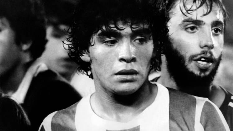 <p><strong>Maradona, Sovyet Futbol Takımı`na katılıyor (1988)</strong></p>

<p>Sovyetler Birliği`nin Izvestia gazetesi, dünyaca ünlü futbol yıldızı Diego Maradona`nın Spartak Moskova`ya katılmak için yöneticilerle görüştüğünü yazdı. Spartak Moskova, Maradona`ya 6 milyon dolar ödeyecekti. Izvestia`nın şakasını yutan Associated Press (AP) oldu. Asılsız haberi tüm dünyaya yayan AP, bir süre sonra haberi geri çekmek zorunda kaldı. AP, Sovyet gazetelerinin "1 Nisan şakası yapacağı düşünülmediği" için habere inandığını açıkladı.</p>
