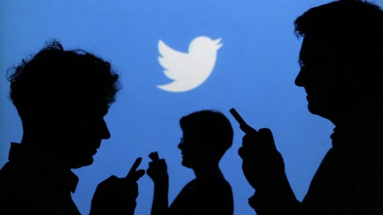 <p><strong>Twitter`dan sesli harf yasağı (2013)</strong></p>

<p>"1 Nisan" gündeme gelince hatırlanan şakalardan biri de Twitter`in 2013`te yeni adının "Twttr" olacağı açıklamasıydı. Twitter, yeni uygulamayla sesli harf kullanımına izin verilmeyeceği ve sesli harf kullananların ise aylık 5 dolar gibi bir ücret ödeyeceği duyuruldu.</p>
