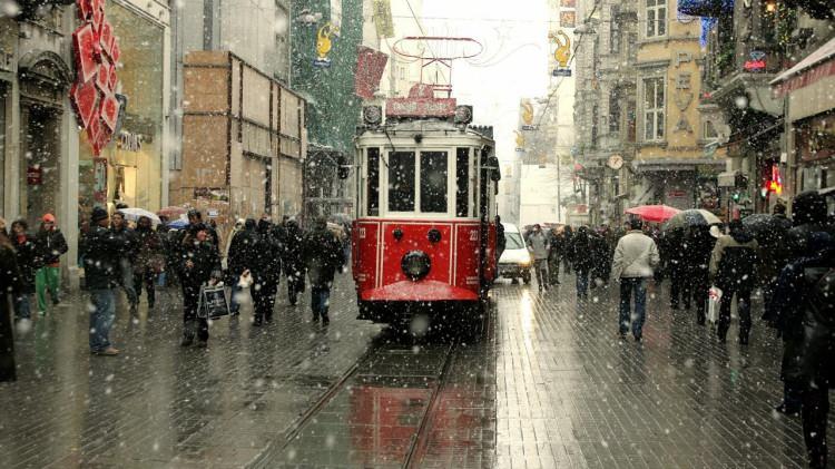 <p><strong>Taksim`de doğal gaz bulundu (2013)</strong></p>

<p>Anadolu Ajansı`nın 2013`te "1 Nisan" şakası olarak hazırladığı "Taksim`de doğal gaz bulundu" haberi de bazı internet siteleri ve sosyal medyada en çok okunan haberlerden oldu. Haberde "İstanbul’da yayalaştırma projesi kapsamında yapılan kazılar sonucunda, 38 milyar metreküp doğal gaz rezervi tespit edildi." ifadesi yer alıyordu.</p>
