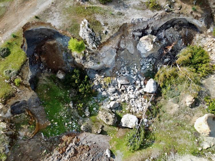 <p>Söğüt Mahallesi Muhtarı Mehmet Bulut, AA muhabirine, bölgedeki üzüm bağları ile ormanlarda yer yer 15 metre derinliğinde kırıklar gördüklerini, depremin yollara da zarar verdiğini söyledi.</p>

<p> </p>
