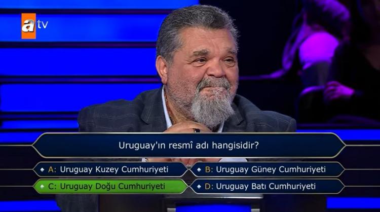 <p><span style="color:#000000"><strong>Eğer yanıt verseydi "C) Uruguay Doğu Cumhuriyeti" seçeneğinde karar kılacağını söyleyen yarışmacı, doğru yanıt verdi.</strong></span></p>
