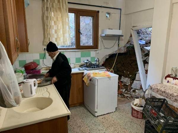 <p>Rize'nin İyidere ilçesinde meydana gelen heyelanda tek katlı evin duvarı yıkıldı. Toprak ve kaya parçaları mutfağa dolarken, ev sahibi Cevat Aydın, "Gürültüyle büyük bir ses geldi, yıldırım düştü sandım" dedi.</p>
