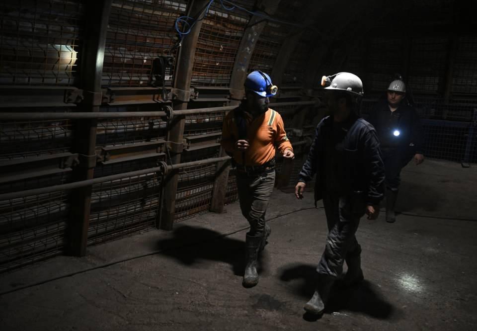 <p>Türkiye'nin önemli linyit kömürü üretim merkezlerinden Manisa'nın Soma ilçesindeki maden işçileri, oruçlarını yerin metrelerce altında açıyor.</p>
