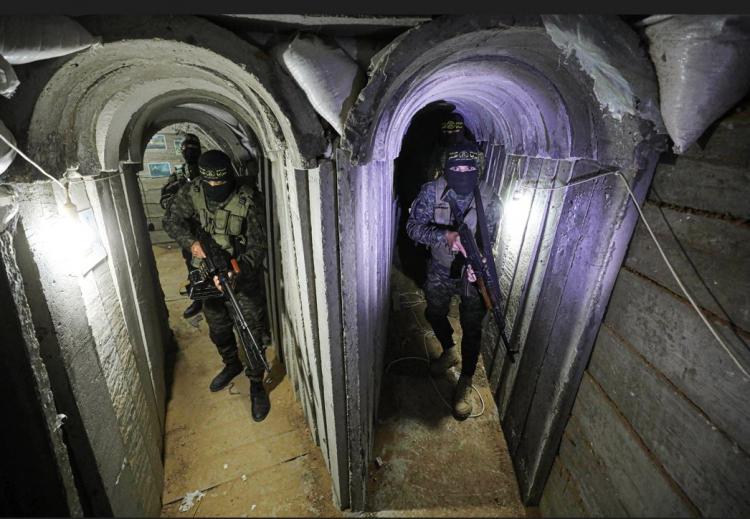 <p>Abluka altındaki Gazze'de İsrail sınırı yakınlarındaki tünellerde nöbet tutan Kudüs Seriyyeleri birliğinin komutanı, AA muhabirine yaptığı açıklamada, içinde bulundukları tünellerin İsrail saldırılarına karşı direniş için inşa edildiğini söyledi.</p> 