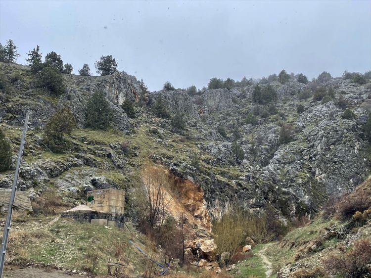 <p>Bölgeden gelen su ile yaklaşık 100 dönüm arazinin de sulandığını ancak suyun kesilmesiyle arazilerin de susuz kalacağını dile getiren Yaşar, bölgede genelde elma bahçeleri bulunduğunu belirtti.</p>

