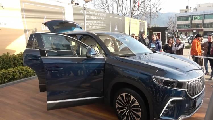 <p>Türkiye'nin Otomobili Girişim Grubu’nun kullanıcıya daha yakın olmak için Türkiye’nin pek çok noktasına mobil tecrübe merkezi kuruyor. Bursa’da bir alışveriş merkezinde ‘Gemlik’ adı verilen rengiyle sergilenen <strong>TOGG</strong>’u yakından gören vatandaşlar bolca fotoğraf çektiriyor.</p>