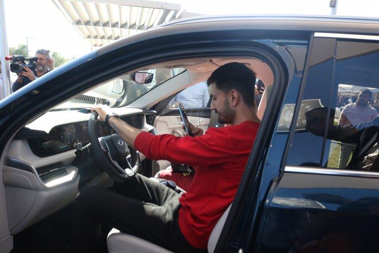 <p><span style="color:rgb(178, 34, 34)"><strong>''DÜNYA STANDARTLARINDA BİR ARAÇ''</strong></span></p>
<p><br />
<br />
Otomobili inceleyen Turgay Kara,<strong> "Mükemmel ötesi bir şey. Hatta biz ön sipariş bile verdik. Buraya geldiğini duyunca da gelip bakmak istedik. Gayet güzel ve başarılı bir çalışma olmuş"</strong> dedi.</p>