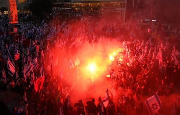 <p>ÜNİVERSİTELERDEN SÜRESİZ GREV KARARI<br />
<br />
İsrail üniversiteleri de yargı düzenlemesine karşı süresiz greve gitme kararı aldı.</p>

<p>Üniversitelerin rektör ve yönetimleri, yayımladıkları ortak yazılı açıklamada, hükümetin yargı düzenlemesini protesto etmek için bugünden itibaren tüm derslerin ve bilimsel araştırmaların durdurulmasını kapsayacak şekilde süresiz grev ilan ettiklerini duyurdu.</p>
