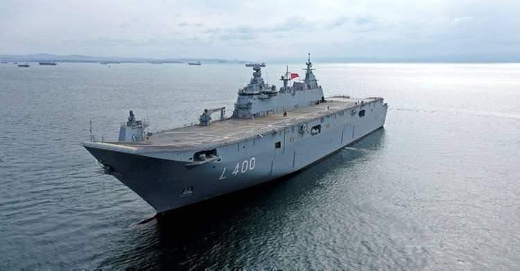 <p>Çok Maksatlı Amfibi Hücum Gemisi TCG ANADOLU, 1 Amfibi tabur ile gerekli muharebe ve destek araçlarını ana üs desteği olmadan kriz bölgelerine taşıyabilecek, havuzunda taşıyacağı çıkarma araçları ile çıkarma operasyonlarına katılabilecek ve envanterdeki en ağır NATO helikopterleri ile dönebilen rotorlu Osprey hava araçlarının gece ve gündüz operasyon yapmasına olanak sağlayacak bir uçuş güvertesine sahip olacaktır.</p>
