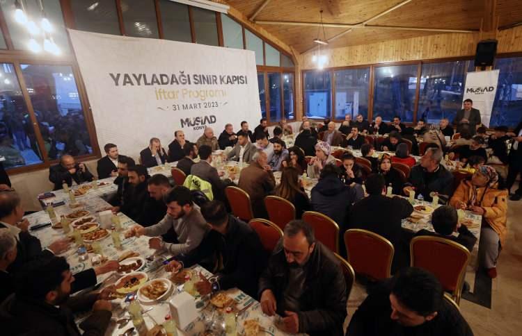 <p>Ramazan ayının ilk iftarını Hatay'da Mehmetçik ile yapan Akar, dün de Yayladağı ilçesinde depremzedelerle iftarda bir araya geldi.</p>

<p>Beraberinde Genelkurmay Başkanı Orgeneral Güler ve Milli Savunma Bakan Yardımcısı Şuay Alpay ile Yayladağı Belediyesi Mustafa Sayın Aba Güreşi Alanı'nda kurulan çadır kente giden Akar, MÜSİAD Konya'nın düzenlediği "Yayladağı Sınır Kapısı İftar Programı"na katıldı, depremzedelerle birlikte orucunu açtı.</p>
