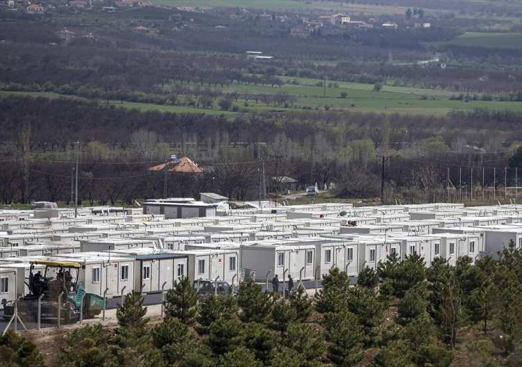 <p>Depremzede 80 yaşındaki Mehmet Çelik de "Bundan daha iyisi olmaz. Allah devletimize, milletimize, gençlerimize zeval vermesin." dedi.</p>
