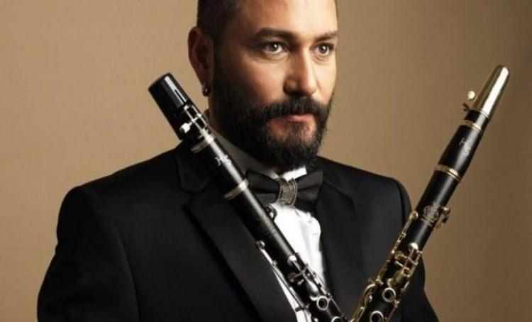 <p><strong>Sanat camiasından bir&ccedil;ok &uuml;nl&uuml; isim ve yakınları &uuml;nl&uuml; klarnet&ccedil;iye bu zor g&uuml;n&uuml;nde destek oldu.</strong></p>
