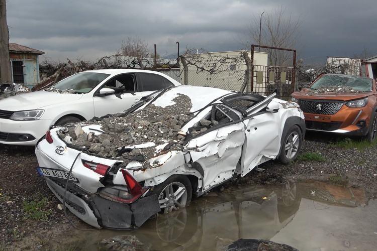 <p>Kahramanmaraş'ta depremlerin yıktığı binaların enkazından çıkarılan araçların götürüldüğü toplama alanları, araba mezarlığını andıran görünümleriyle felaketin boyutunu gözler önüne seriyor. </p>
