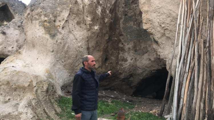 <p>Canımız, hayvanlarımız tehlikede. Bir sürü hanemiz tehlikede. Kaya parçaları nedeniyle hepimiz sıkıntıdayız ve çocuklarımızın hayatından endişeliyiz" ifadelerini kullandı. </p>