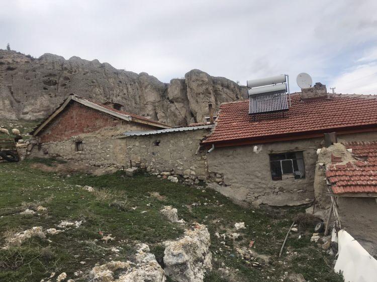 <p>Afyonkarahisar'ın Bolvadin ilçesinde 6.5 büyüklüğüne kadar deprem üretme potansiyeli olduğu belirtilen Bolvadin Fayı'nın başladığı noktada, dağdan kopan kayalar yerleşim yerlerine yuvarlandı.</p>

<p> </p>
