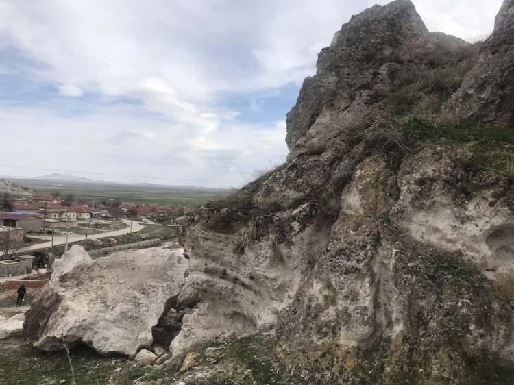 <p> Kayalar tarım arazilerine kadar ilerlerken, bölge halkı evlerinin tehdit altında olduğunu söyleyerek, yetkililerden yardım istedi.</p>