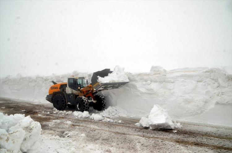 <p>Açtığımız yol, tekrar kapanıyor ve yeniden açmak zorunda kalıyoruz. Bazı noktalarda çığ tehlikesi var. Zorlu çalışma sonucu köylerimize ulaşımı sağladık."</p>