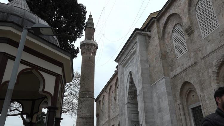 624 yıllık Ulu Cami'ye asılan Ramazan mahyası değiştirildi