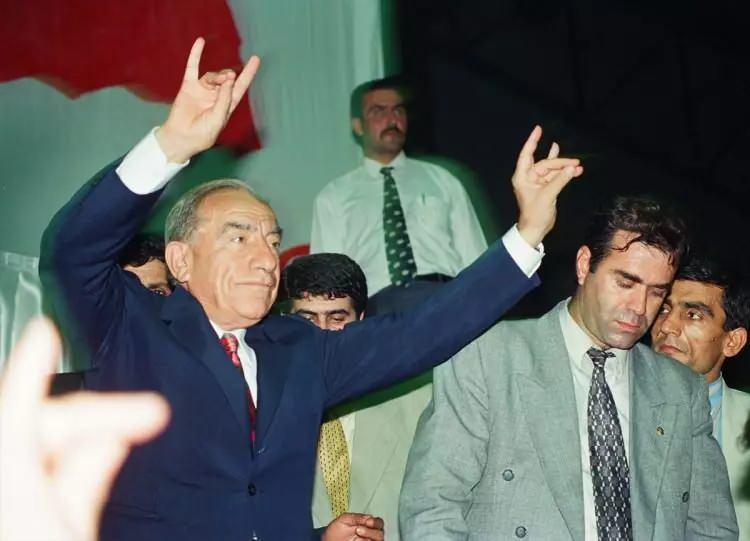 <p>9 Ekim 1994'te düzenlenen MHP 4. Olağan Büyük Kongresi'ne katılan genel başkan Türkeş, partilileri selamlarken. </p>
