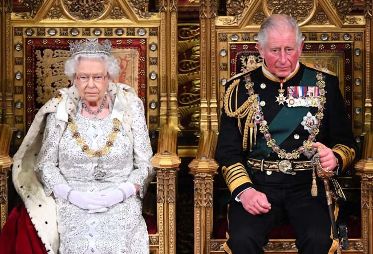 <p><span style="color:#000000"><strong>Dünyanın en uzun süre tahtta kalan monark unvanını taşıyan İngiltere Kraliçesi II. Elizabeth, geçtiğimiz eylül ayında yaşamını yitirmişti. 96 yaşındaki Elizabeth'in ölüm haberiyle birlikte kraliyet ailesinde de dengeler değişti.</strong></span></p>
