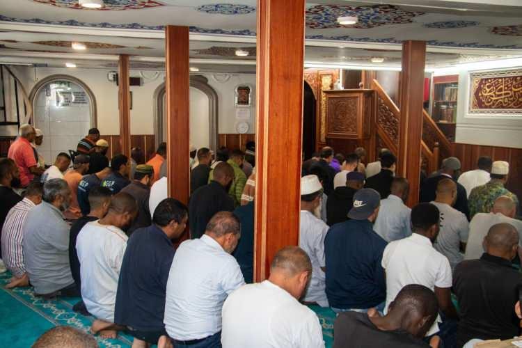 <p>Türklerin de camiyi çok sevdiklerini belirten Palmer, şöyle devam etti:</p>
<p>"Türkler bu bölgeye ne zaman gelseler, önce bu camiye geliyorlar. Burada her zaman tanıdık birilerini görebileceklerini biliyorlar."</p>
<p>Türkiye'nin Pretorya Büyükelçiliği tarafından kendilerine verilen Türk bayrağının cuma namazları ve önemli günlerde göndere çekildiğini anlatan Palmer, "Türk bayrağı bu caminin kapısında resmi olarak dalgalanıyor." ifadelerini kullandı.</p>
<p>Palmer, Dışişleri Bakanı Mevlüt Çavuşoğlu'nun ocak ayında yaptığı Güney Afrika ziyaretinde camiyi ziyaret ettiğini belirterek buranın, kente gelen Türk heyetleri tarafından daima ziyaret edildiğini söyledi.</p>
