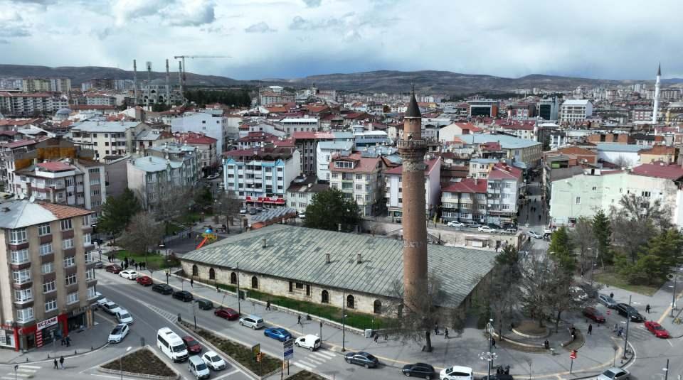<div>Kentte Eski Kale Mahallesi Fevzi Çakmak Caddesi’de bulunan ve Selçuklu Devleti döneminde 2'inci Kılıçarslan'ın oğlu Kudbeddin Melih Şah tarafından 1196 ile 1197 yılları arasında yaptırılan Vakıflar Genel Müdürlüğü bünyesindeki tarihi Ulu Cami'nin minaresi eğriliği ile biliniyor. </div>
