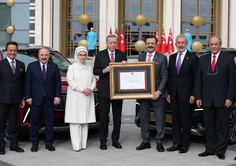 <p>Cumhurbaşkanı Erdoğan, "Togg, ülkemizin teknolojik gelişiminin, ekonomik kalkınmasının ve küresel itibarının sembolü olarak doğmuş, gelişmiş ve bugünkü seviyesine gelmiştir." diye konuştu.</p>
