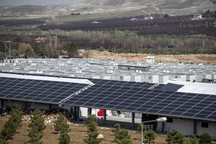 <div>Yetkililere teşekkür eden Ayyıldız, "11 ilde deprem olmuş, 11 il yerle bir olmuş, bakın burada asfalt bile yapıldı. Konteynerler arasında asfalt yapılıyor. Herkese yemek, erzak veriliyor. Döne döne 'eksikleriniz var mı' diye soruluyor. Bunlardan dolayı çok memnunuz." diye konuştu.</div>

<div> </div>

<div> </div>

<div> </div>

<div> </div>
