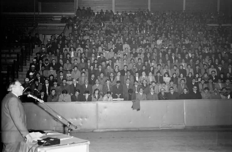 <p>19 Ocak 1974'te MHP Genel Başkanı Alpaslan Türkeş, Ankara Atatürk Spor Sarayı'nda "Türkiye'nin meseleleri" konusunda düzenlenen konferansta konuşmuştu. </p>
