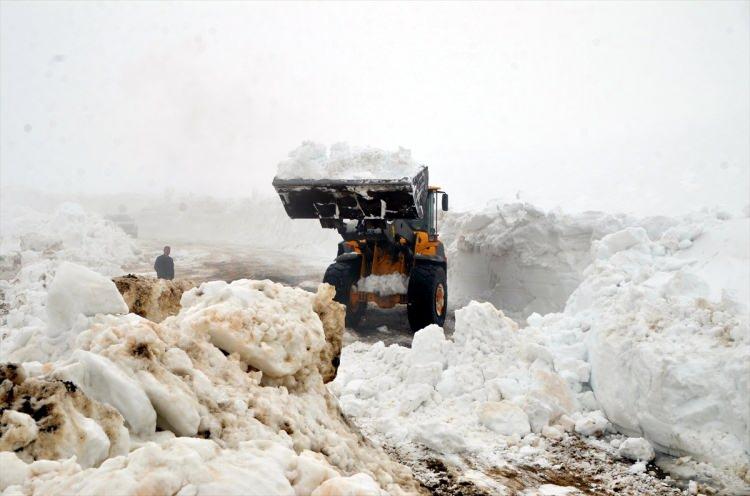 <p><strong>"Bazı köy yollarını 3-4 kez açtık"</strong></p>

<p>İl Özel İdaresi Yol ve Ulaşım Hizmetleri Müdürü Nihat Rençber ise ekiplerin zorlu coğrafyada karla mücadele çalışmasını titizlikle yürüttüğünü dile getirdi.</p>
