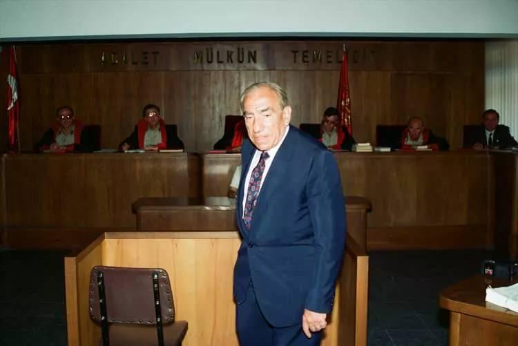 <p>MHP Genel Başkanı Türkeş, 11 Ağustos 1993'te 12 Eylül sonrasında açılan toplu davalardan olan 391 sanığın yargılandığı Milliyetçi Hareket Partisi davasının temyiz duruşmasında.</p>
