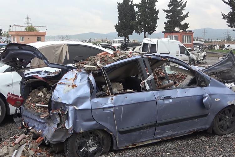 <p>Araçtan çıkan değerli eşyalar, emniyet görevlilerince muhafaza ediliyor. Bazı araçların üzerinde ise moloz parçalarının olması dikkat çekiyor.</p>
