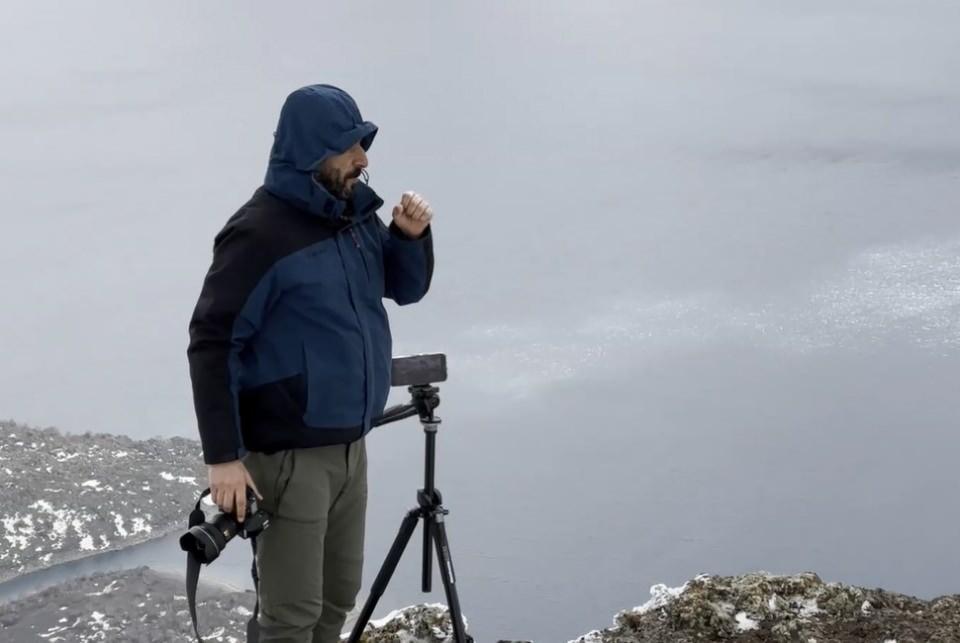 <p> Zirveye çıkan akademisyenler ve fotoğrafçılar Nemrut Dağı ve içinde bulunan krater göllerinin karla bütünleşen manzarasını fotoğrafladı.</p>
