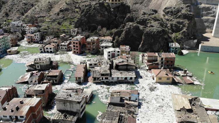 <p>Yusufeli'nin yeni yerleşim yerini, Artvin-Erzurum karayoluna bağlayan yol da eski ilçe merkezinde su altında kaldı. Yeni ilçe merkezine ulaşım, Yusufeli Merkez viyadüğünün inşası bitene kadar Sarıgöl-Öğdem güzergahından sağlanacak.<br />
 </p>
