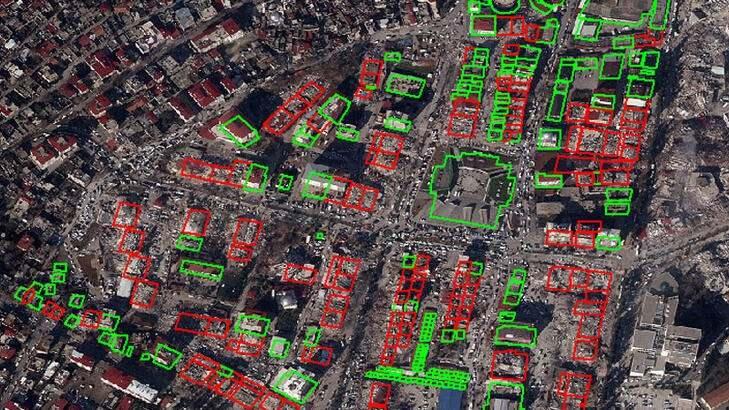 <p>Deprem öncesi ve sonrası İHA'larla alınan görüntülerin yanı sıra uydudan alınan görüntüler, yapay zeka destekli bilgisayarlı görü algoritmaları geliştirilerek karşılaştırıldı ve binaların hasar seviyeleri tespit edildi. Yine Mekansal Adres Kayıt Sistemi'nde (MAKS) yer alan binalarda yaşayanlara ilişkin bilgilerle de karşılaştırma yapılarak ekipler yönlendirildi.</p>
