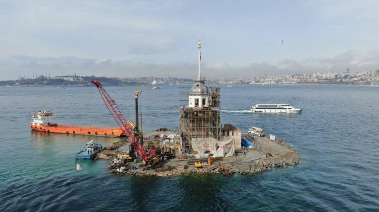 <p>Restorasyonla ilgili bilgilendirmede, "Tarihi yığma duvarlardaki güçlendirme çalışmaları tamamlanmıştır. İmalatları tamamlanan kale duvarlarında iskele sökümleri gerçekleştirilmeye başlanmıştır. Diğer mahallerde de iskele sökümlerine devam edilecektir. Kız kulesinin bekası açısından kule ve kale restorasyon çalışmalarına ilave olarak ada çevresinde ortaya çıkan zemin zafiyetlerine yönelik tahkim çalışmaları başlamış ve zemin güçlendirme çalışmaları devam etmektedir. Ada sınırları hizasında ortalama 24 metre derinlikteki ana kayaca ankre çelik-betonarme bütünleşik kazık imalatı yapılmaktadır. Böylece yapının etrafı olası sarsıntılara, zemin kaymalarına ve diğer oluşabilecek tehlikelere karşı güçlendirilmektedir. Ada bünyesinde gerçekleşen tahkim güçlendirme ve kule-kale mahallerindeki diğer imalatlar koordineli olarak devam edilmektedir" denilmişti.</p>
<p> </p>
