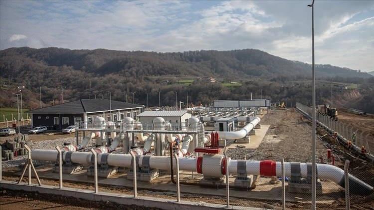 <p>YERLİ GAZ İNDİRİMLERLE GELECEK</p>

<p>Yerli doğalgazın şebekeye verilmesi ile birlikte nihayet Türkiye kendi doğalgaz kaynağına sahip olacağı gibi 20 Nisan'da Başkan Erdoğan da vatandaşa yeni müjdeleri duyuracak.</p>
