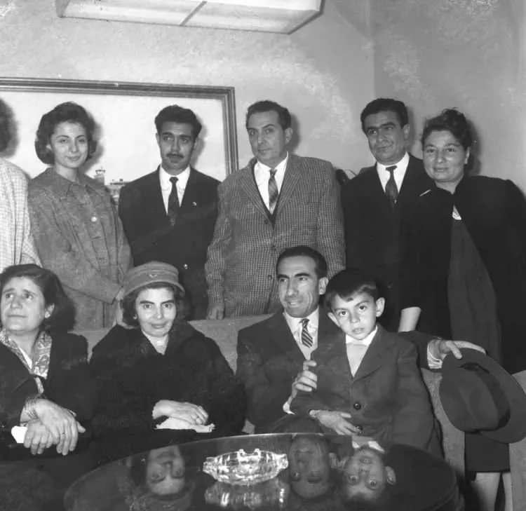 <p>Milli Birlik Komitesi (MBK) eski üyesi Türkeş (önde sağda), 3 yıl aradan sonra 21 Şubat 1961'de Hindistan'dan Ankara'ya dönüşünde eşi Muzaffer Türkeş (ön sol 2), oğlu Tuğrul Türkeş (kucağında), kızı Ayzıt Türkeş (2. sıra solda), yeğeni Yaşar Türkeş (sol 2), Prof. Dr. Necdet Erdentuğ (2. sıra sol 3), kız kardeşi Dervişe Koçoğlu (2. sıra sağda) ve eşi Sabahattin Koçoğlu (2. sıra sağ 2) ile yengesi Şifa Koçoğlu tarafından karşılandı.</p>
