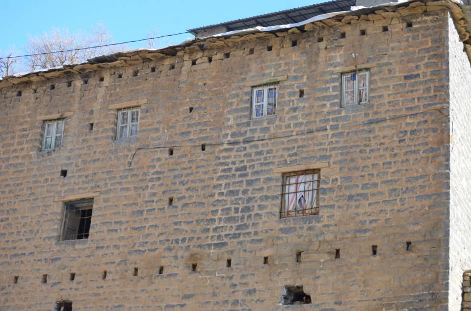 <p>Şırnak’ın Uludere ilçesinde 100 yıllık taş evler, depremlere meydan okuyor. Yakın zamanda şiddetli depremler yaşanmasına rağmen bölgede 3 katlı dağ yamacında inşa edilen kolonsuz evler dimdik ayakta varlığını sürdürüyor.<br />
 </p>
