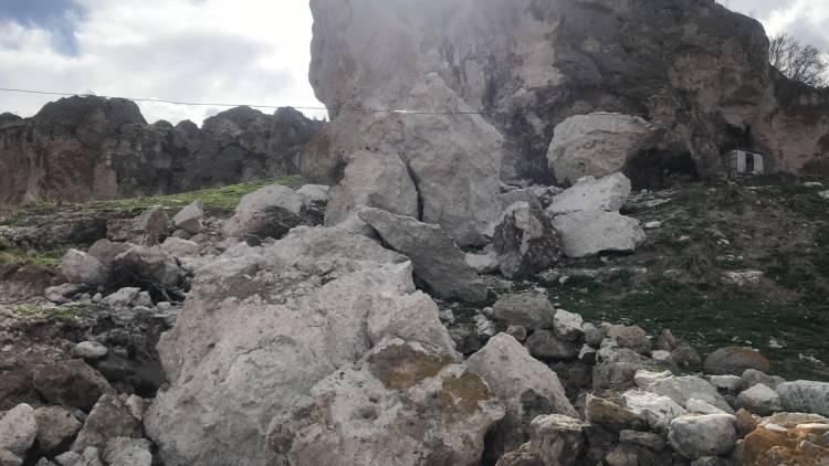 <p>Kaya kopmaları, Afyon Kocatepe Üniversitesi (AKÜ) Deprem Uygulama ve Araştırma Merkezi (DUAM) Müdürü Prof. Dr. Çağlar Özkaymak'ın 6.5 büyüklüğüne kadar deprem üretme potansiyeli olduğunu söylediği Bolvadin Fayı'nın başladığı noktada yaşandı. </p>
